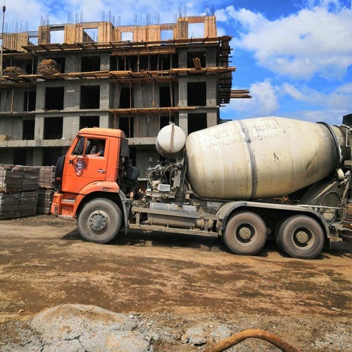 Заливка бетона с миксера. Ростехнология - качественное бетонирование на промышленных и частных объектах заказчика
